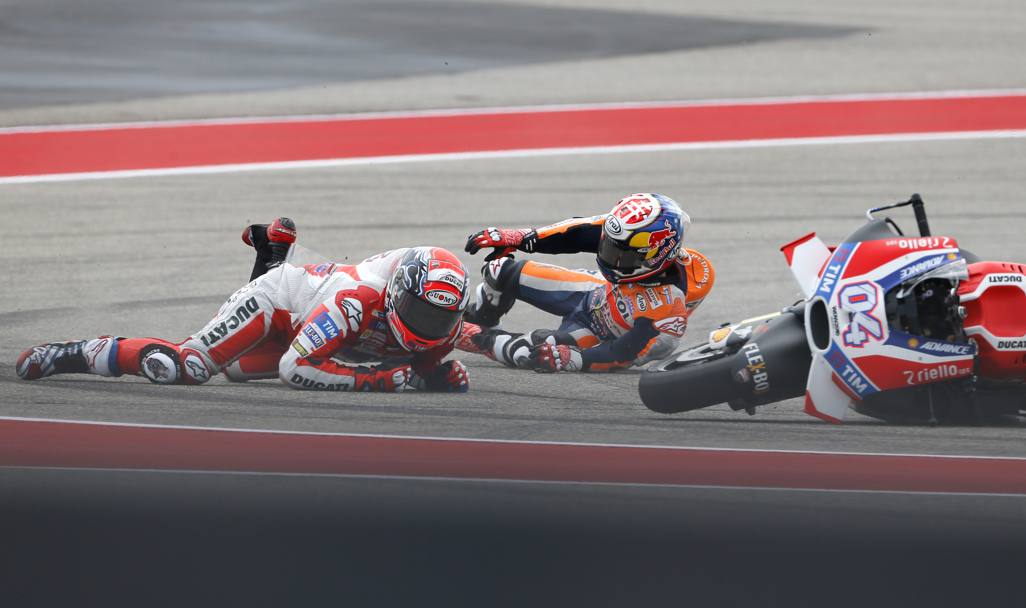 Lo spagnolo (sulla destra), però, scivola e travolge l&#39;italiano della Ducati (a sinistra). AP